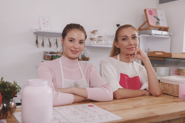 Baristas souriant à la caméra, vous accueillant dans leur confiserie de café