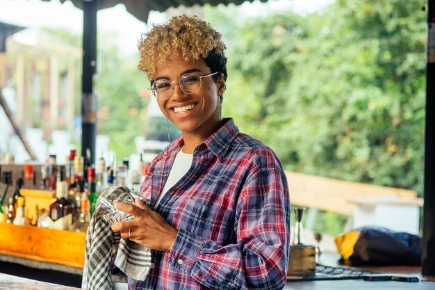 Barmaid hispanique latine travaillant dans un hôtel ou un restaurant tropical