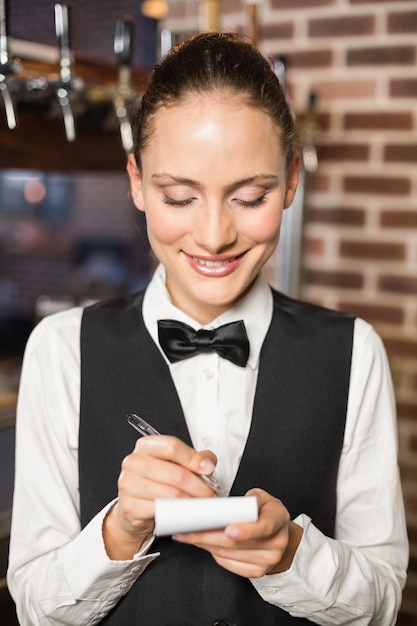 Barmaid prenant les commandes