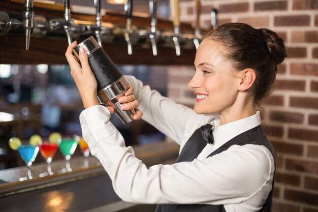 Barmaid secouant un cocktail