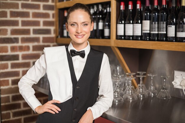 Barmaid souriant à la caméra