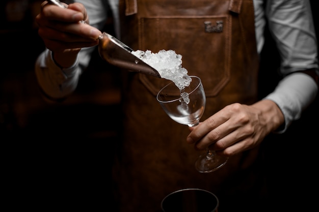 Barman Ajoute De La Glace Dans Un Verre à Cocktail Avec Une Cuillère