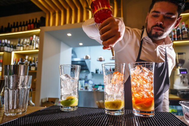 Barman au travail