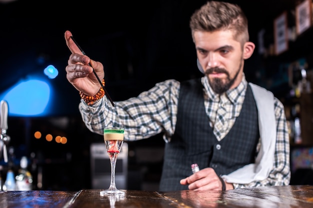 Le barman concocte un cocktail au pothouse