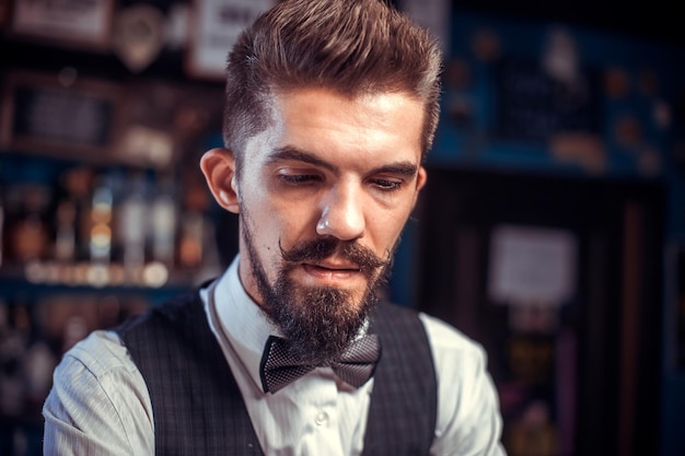 Le barman concocte un cocktail au saloon