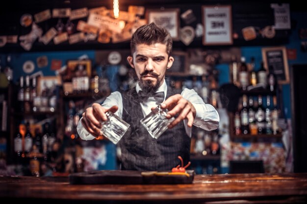 Barman concocte un cocktail à la brasserie