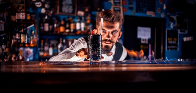 Barman concocte un cocktail à la brasserie