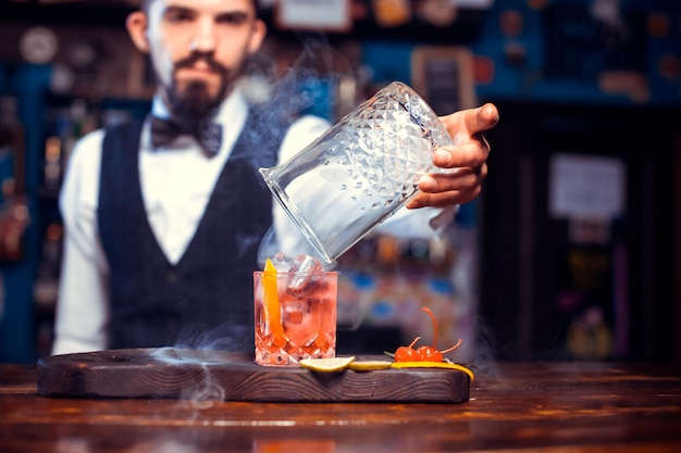 Photo barman concocte un cocktail à la brasserie