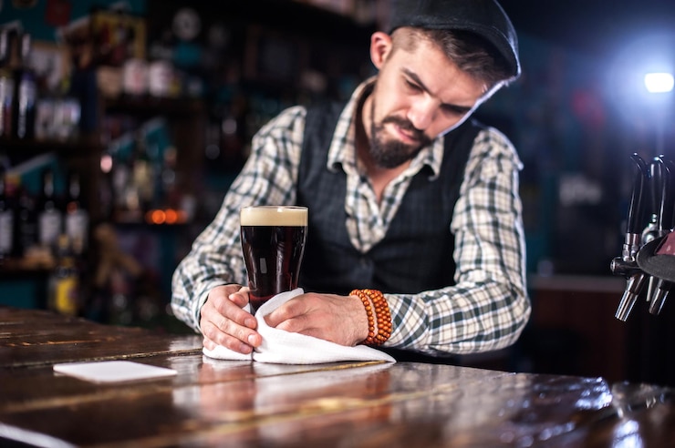 Photo le barman concocte un cocktail dans la poterie