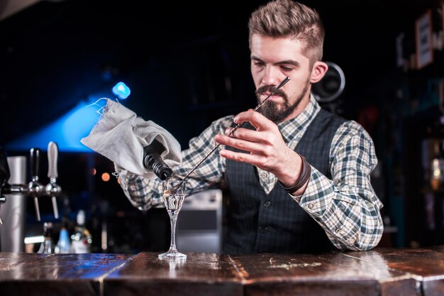 Barman concocte un cocktail dans la taverne