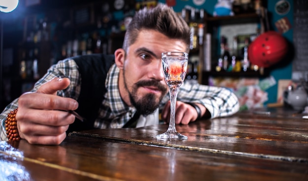 Le barman concocte un cocktail sur le portier