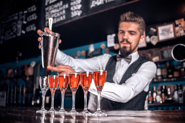 Photo le barman concocte un cocktail sur le portier