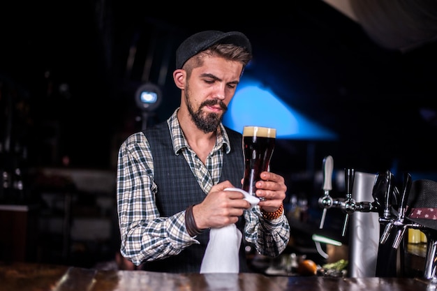 Barman crée un cocktail au pub