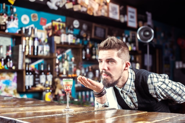 Barman crée un cocktail sur la brasserie