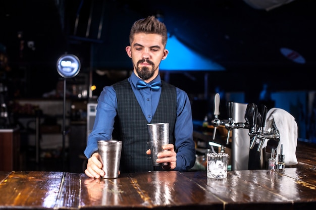 Photo barman crée un cocktail dans le portier