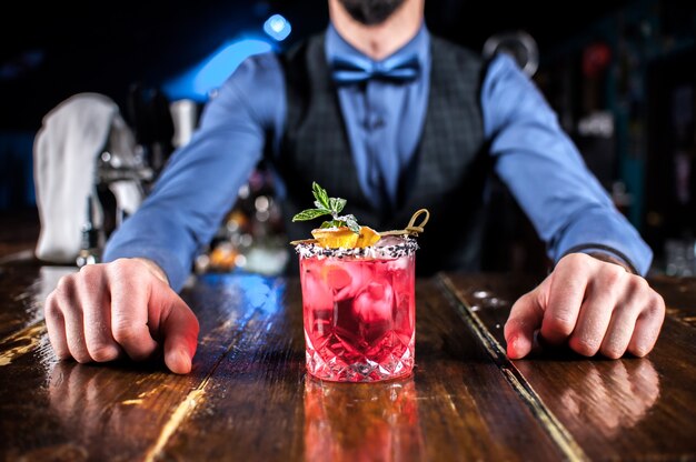 Barman crée un cocktail dans le portier