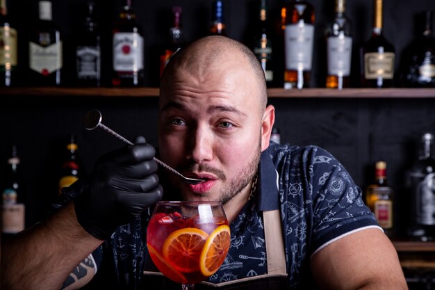 Barman dégustation de cocktails Aperol frais et savoureux