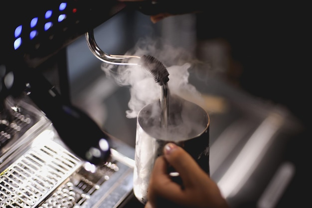 Photo le barman est en train de verser le mélange de café.