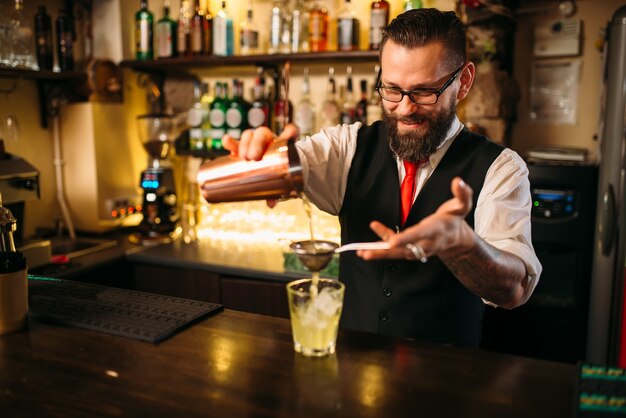 Barman évasé derrière le comptoir du bar