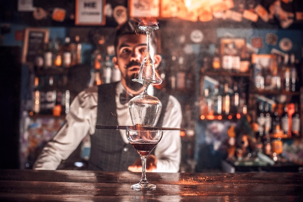 Un barman expérimenté met la touche finale à un verre