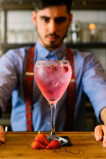 Un barman expert prépare un cocktail dans une boîte de nuit.