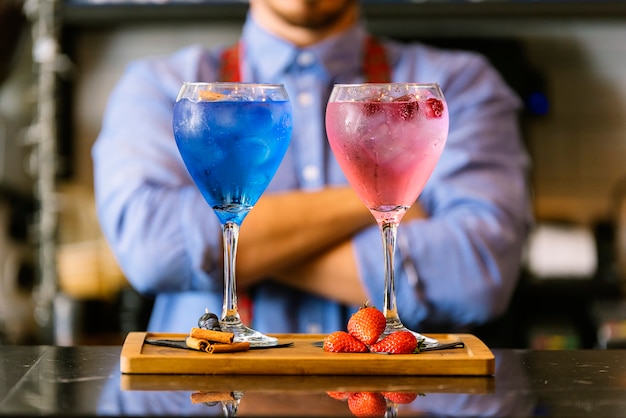 Un barman expert prépare un cocktail dans une boîte de nuit.