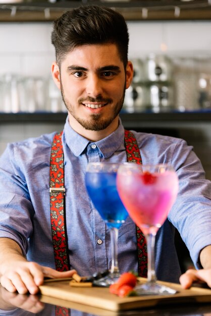 Un barman expert prépare un cocktail dans une boîte de nuit.