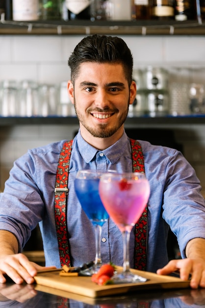 Un barman expert prépare un cocktail dans une boîte de nuit.