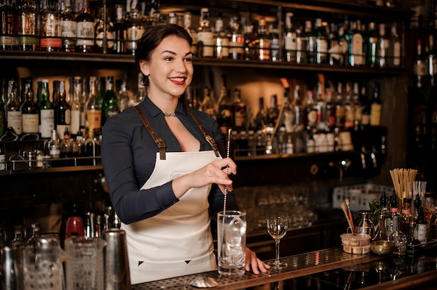 Barman faisant un cocktail frais au bar