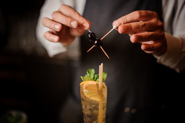 Barman faisant un cocktail frais au bar