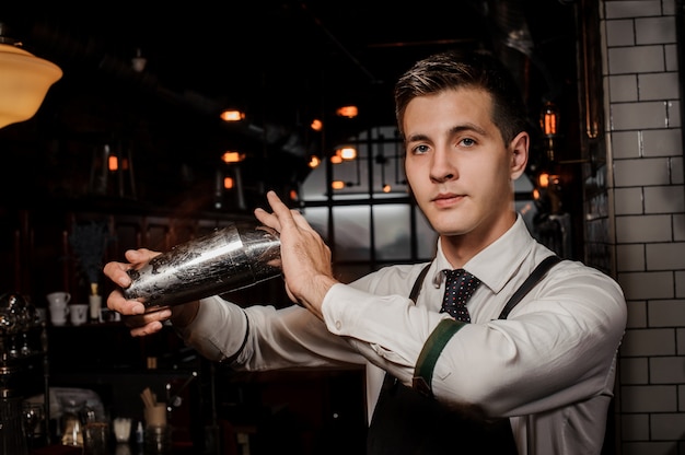 Barman faisant un cocktail frais au bar