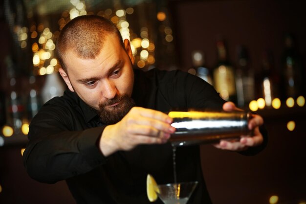 Photo barman faisant un cocktail