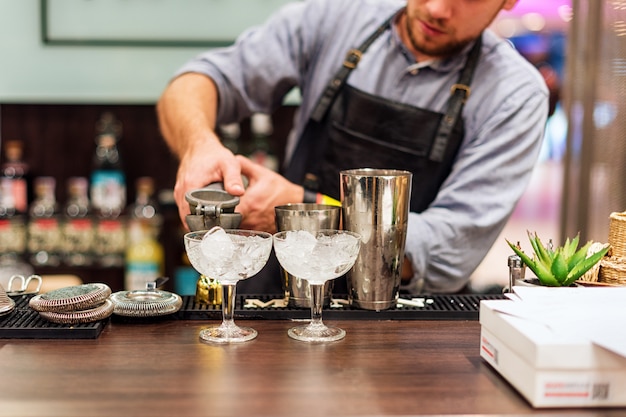 Barman faisant des cocktails dans un club