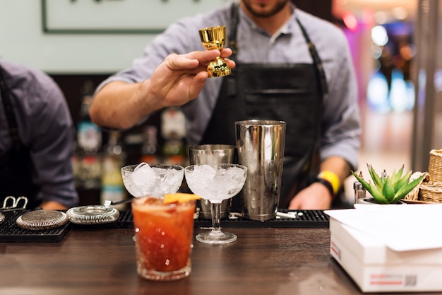 Barman faisant des cocktails dans un club