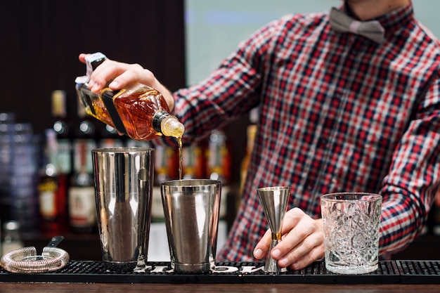 Barman faisant des cocktails dans un club