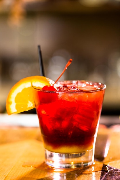 Barman faisant de la sangria rouge dans un restaurant italien.