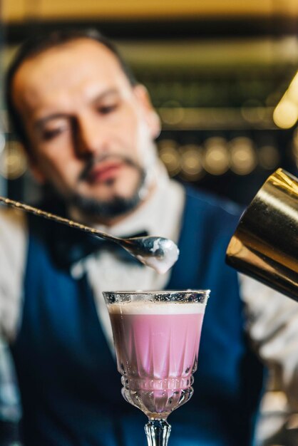 Photo le barman fait des boissons sur le comptoir du bar.