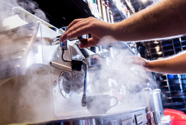 Photo le barman fait le café, cappuccino, cacao, boisson au bar. barista. restaurant.