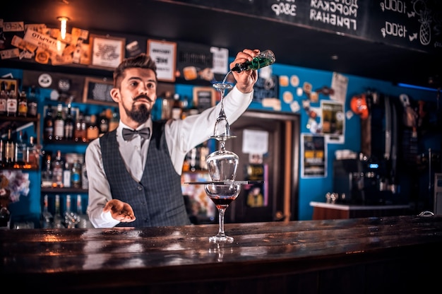 Barman fait un cocktail sur le beerhall