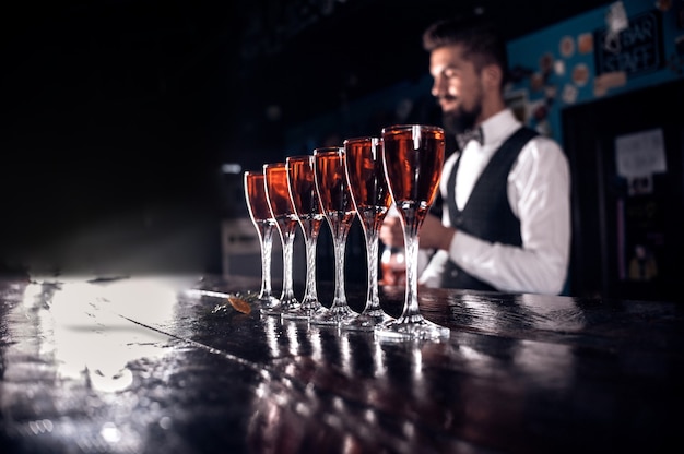 Barman fait un cocktail dans la brasserie