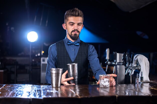 Photo barman fait un cocktail dans la maison publique