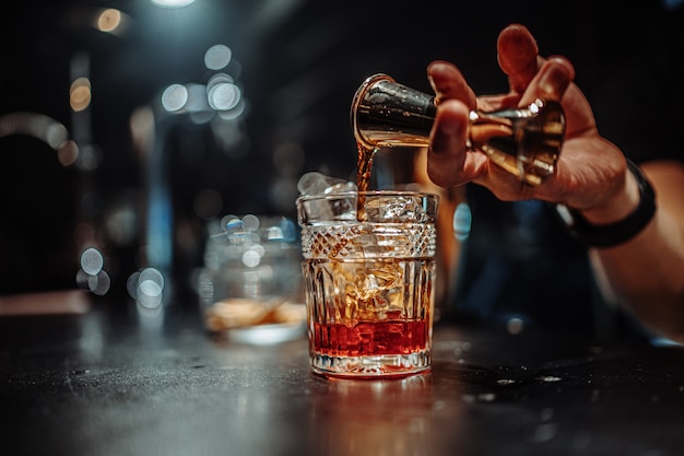 Photo le barman fait un cocktail