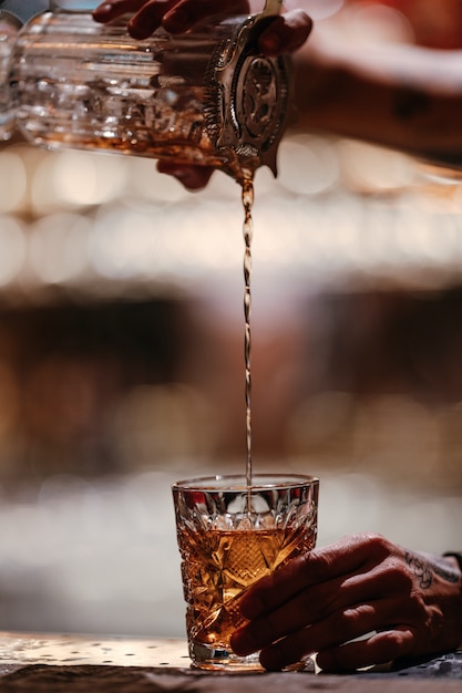 Photo le barman fait un cocktail