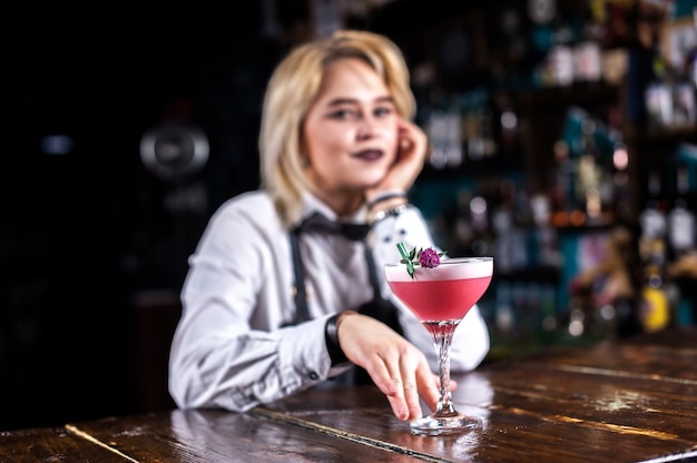 Barman fille mélange un cocktail dans la brasserie