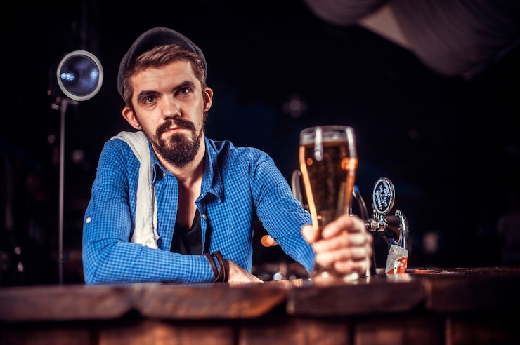 Photo barman formule un cocktail à la brasserie