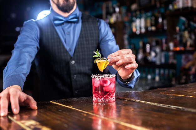 Barman formule un cocktail dans la taverne