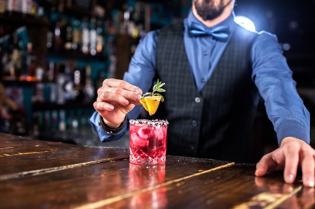 Barman formule un cocktail dans la taverne
