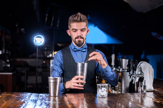 Barman formule un cocktail sur le portier