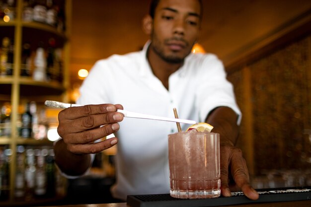 Photo le barman latin finit le bramble.