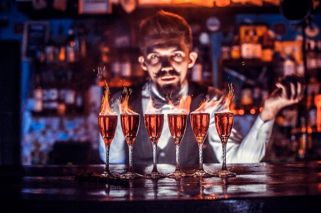 Barman mélange un cocktail sur la brasserie